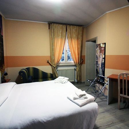 Albergo Ristorante La Bussola クルゾーネ エクステリア 写真